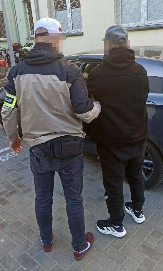 „Łowcy głów” z Białej Podlaskiej zatrzymali poszukiwanych. Jeden ukrywał się na balkonie, drugi za łóżkiem