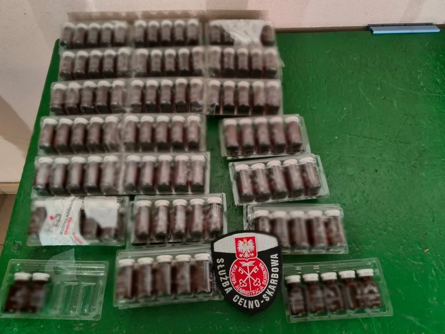 Przemyt leków na granicy w Terespolu. Funkcjonariusze przejęli setki ampułek i fiolek