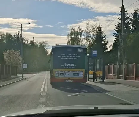 ul. Twarda - mieszkańcy alarmują o postoju autobusów na ulicy